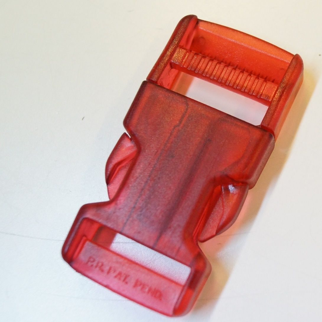 Rucksackschnalle, D-Ring und Karabiner - halbtransparent